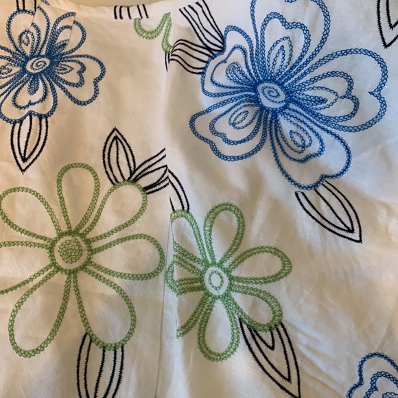 Dress barn lined white skirt in excellent condition with colored flowers - Picture 5 of 5